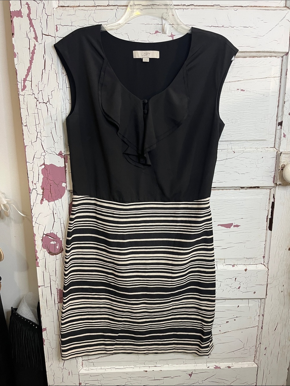LOFT Black & Cream Ruffle Sheath Dress in Sz 8 Polyester side zip unlined